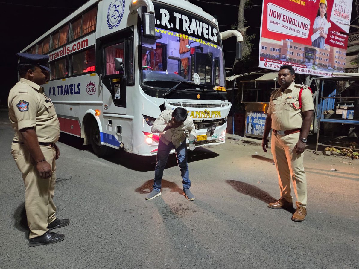 Kadapa_Police's tweet photo. ➡️వై.ఎస్.ఆర్ కడప జిల్లా ఎస్పీ శ్రీ షెల్కే నచికేత్ విశ్వనాథ్ ఐ.పి.ఎస్ గారి ఆదేశాల మేరకు..
రోడ్డు ప్రమాదాల నివారణే లక్ష్యంగా కొనసాగుతోన్న *"స్టాప్,ఫేస్ వాష్ అండ్ గో "*
#KadapaPolice
@APPOLICE100
#dail112
#kadapa
#roadsafty https://t.co/9BjGuPssSs