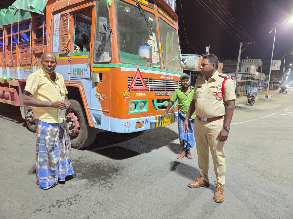 Kadapa_Police's tweet photo. ➡️వై.ఎస్.ఆర్ కడప జిల్లా ఎస్పీ శ్రీ షెల్కే నచికేత్ విశ్వనాథ్ ఐ.పి.ఎస్ గారి ఆదేశాల మేరకు..
రోడ్డు ప్రమాదాల నివారణే లక్ష్యంగా కొనసాగుతోన్న *"స్టాప్,ఫేస్ వాష్ అండ్ గో "*
#KadapaPolice
@APPOLICE100
#dail112
#kadapa
#roadsafty https://t.co/9BjGuPssSs