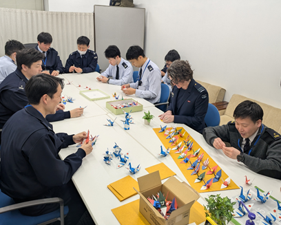 jasdf_meguro's tweet photo. For the 25th #InternationalSeminar, staff at the #CommandandStaffCollege created #origami #cranes inspired by the flags of participating countries. These traditional Japanese cranes, symbolizing our hopes for #peace, were very well received by the delegates. https://t.co/h4pKPVYKIM