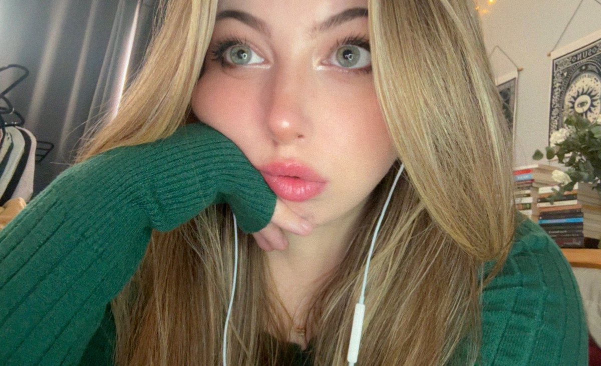 rxze_xo's tweet photo. chat i gotta go work :( https://t.co/GpkIbLVB32