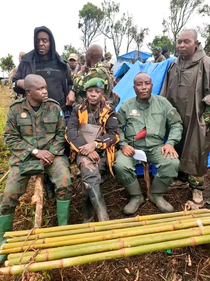 MaishaRdc's tweet photo. #USA_GL:
SANCTIONS ASYMÉTRIQUES ET DIPLOMATIE AMÉRICAINE DANS LA REGION DES GRANDS-LACS
La bataille de Trump pour la mine de Rubaya
Tribune d'Eliezaire USHINDI
En février 2026, le Sénat des États-Unis a appelé toutes les parties impliquées dans la crise à l’Est de la RDC à prendre des mesures de bonne foi en vue d’une désescalade, en condamnant le soutien du RWANDA au M23, mais également en exhortant explicitement le gouvernement congolais à cesser tout soutien aux Forces démocratiques de libération du Rwanda (FDLR) ainsi qu’aux milices extrémistes dites Wazalendo.
Cependant, le 2 mars 2026, le Département du Trésor des États-Unis a annoncé des sanctions qualifiées de « sélectives », visant une seule partie au conflit.
Cette décision intervient dans un contexte où, sur les lignes de front dans l’Est de la RDC, notamment à WALIKALE, KALEHE, UVIRA, Masisi, RUTSHURU et NYIRAGONGO, les FDLR et diverses milices Wazalendo continuent, de bénéficier d’un appui en armes et en logistique provenant des forces gouvernementales congolaises, appuyées par des forces armées Burundaises et des mercenaires étrangers.
Parmi ces acteurs, par exemple, figure William Yakutumba, chef de milice de CNPSC, déjà sanctionné par les États-Unis, l'Union Européenne et l'ONU pour de graves violations des droits humains et pour son implication présumée dans l’exploitation illicite des minerais.
Son apparition récente à Point Zéro dans les hauts et moyens du Sud-kivu, aux côtés d’unités spéciales des FARDC soulève des interrogations quant à la cohérence des mécanismes de sanctions appliqués.
Dans ce contexte, l’administration de Donald Trump, engagée dans une stratégie d’accès aux minerais stratégiques, notamment la mine de Rubaya au Nord-Kivu, a déjà adopté une approche sélective dans la gestion de la crise.
Les « accords de Washington », présent��s comme cadre de résolution du conflit, comportent des obligations pour toutes les parties. Or, leur invocation dans un contexte de sanctions unilatérales pourrait être perçue comme un instrument de pression géopolitique plutôt qu’un mécanisme impartial de mise en œuvre des engagements pris.
Les décisions unilatérales ou perçues comme favorables à Kinshasa risquent de produire un effet inverse à celui recherché. Elles pourraient être interprétées comme une forme d’indulgence implicite envers la poursuite d’une collaboration entre le gouvernement congolais et des groupes armés comme des FDLR et des milices extrémistes wazalendo déjà sanctionnés par les États-Unis, l’Union européenne et les Nations unies pour de graves violations des droits humains.
Autrement dit, les sanctions sélectives des USA s'interprètent : "KINSHASA a droit de collaborer et armer les Fdlr et des milices Extrémistes wazalendo", et le " Rwanda ne peut jamais évoquer cela comme une menace pour sa sécurité ".
Ainsi, la perception d’une asymétrie dans l’application des sanctions pourrait fragiliser la crédibilité du cadre diplomatique établi et compromettre les efforts de désescalade durable dans la région des Grands Lacs.
ELIEZAIRE USHINDI
https://t.co/8rcKeoa6QK
@_AfricanUnion @AUC_MoussaFaki @EU_Commission @EUatUN @GeneralNeva @hadjalahbib @AsstSecStateAF @JuttaUrpilainen @FEGnassingbe
@un_council @SenateForeign
@MofaQatar_FR @CanadaUN
@UKUN_NewYork @CanadaUE @SenateForeign @MichaelKanuSL @JBorgstam
@FranceONU @JuttaUrpilainen @HuangXia16 @SophieUKRPG @eucopresident @JosepBorrellF @StateDeptSpox @EP_President @prevotmaxime @USAmbUN @RepStephMurphy @WilliamsRuto @4thPresidentKE @jlprdeangola @RepStefanik @OfficialMasisi @US_SrAdvisorAF @EmmanuelMacron @secgen @UEenRDC @volker_turk @HuangXia16 @antonioguterres