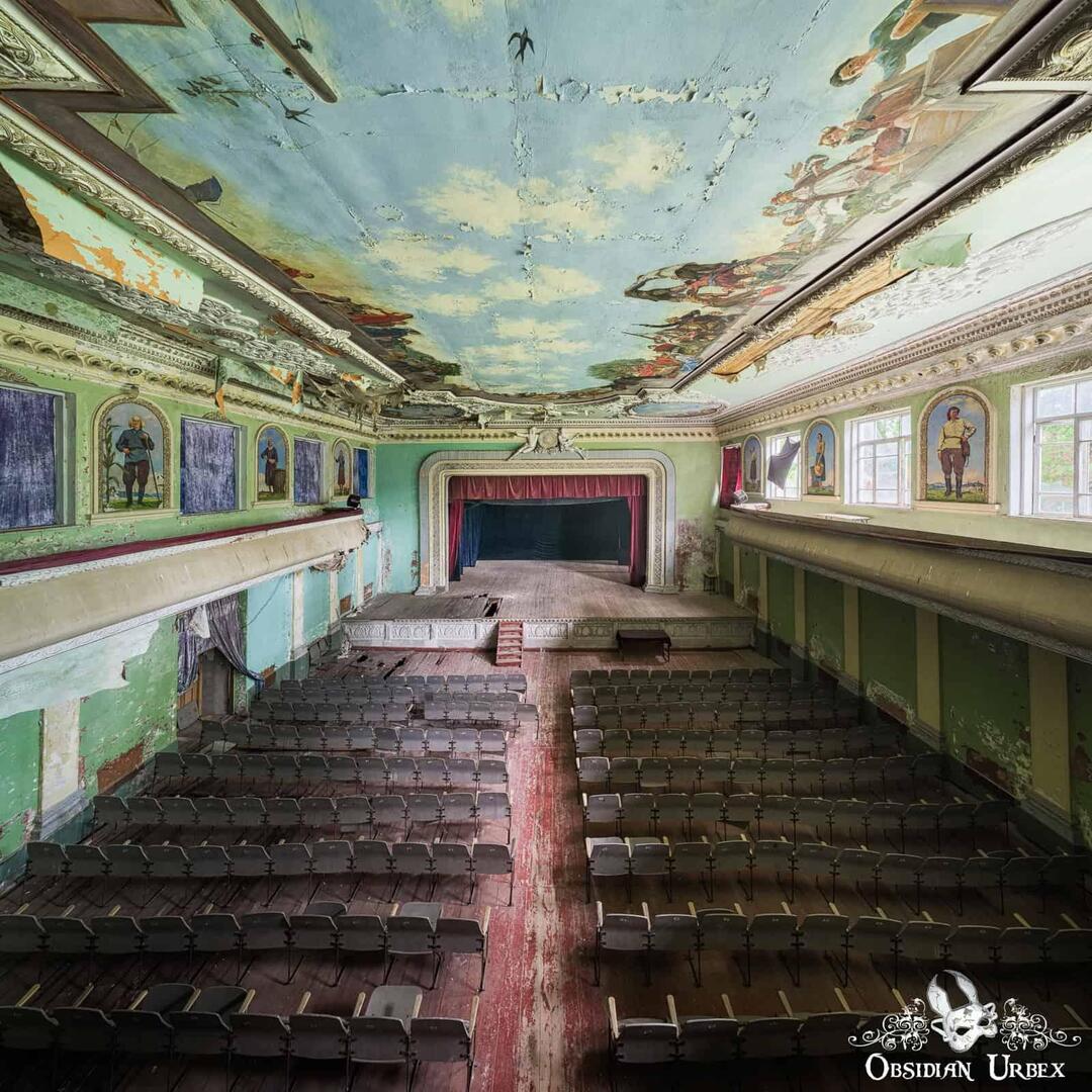 ObsidianUrbex's tweet image. A grand Soviet culture house in Georgia, once a beacon for workers’ culture in a tea-growing region, stood abandoned for decades. Now it’s under renovation! #Georgia #Soviet #History