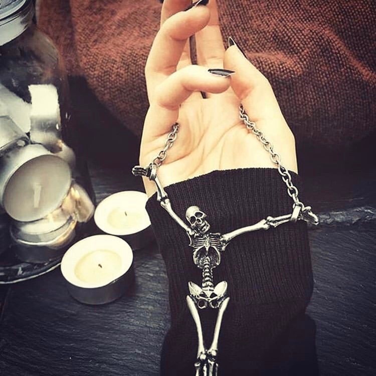 Spider_Rock_Web's tweet photo. 🖤 Alter Orbis / ネックレス【Alchemy Gothic】

骸骨モチーフが放つ、静かな威圧感。
無駄を削ぎ落としたダークな存在感で、胸元に“死の美学”を刻む。

👉 https://t.co/oxvMOxazK9

#AlchemyGothic #ゴシックアクセ #骸骨 #ダークコーデ https://t.co/DD2r1Aea7b