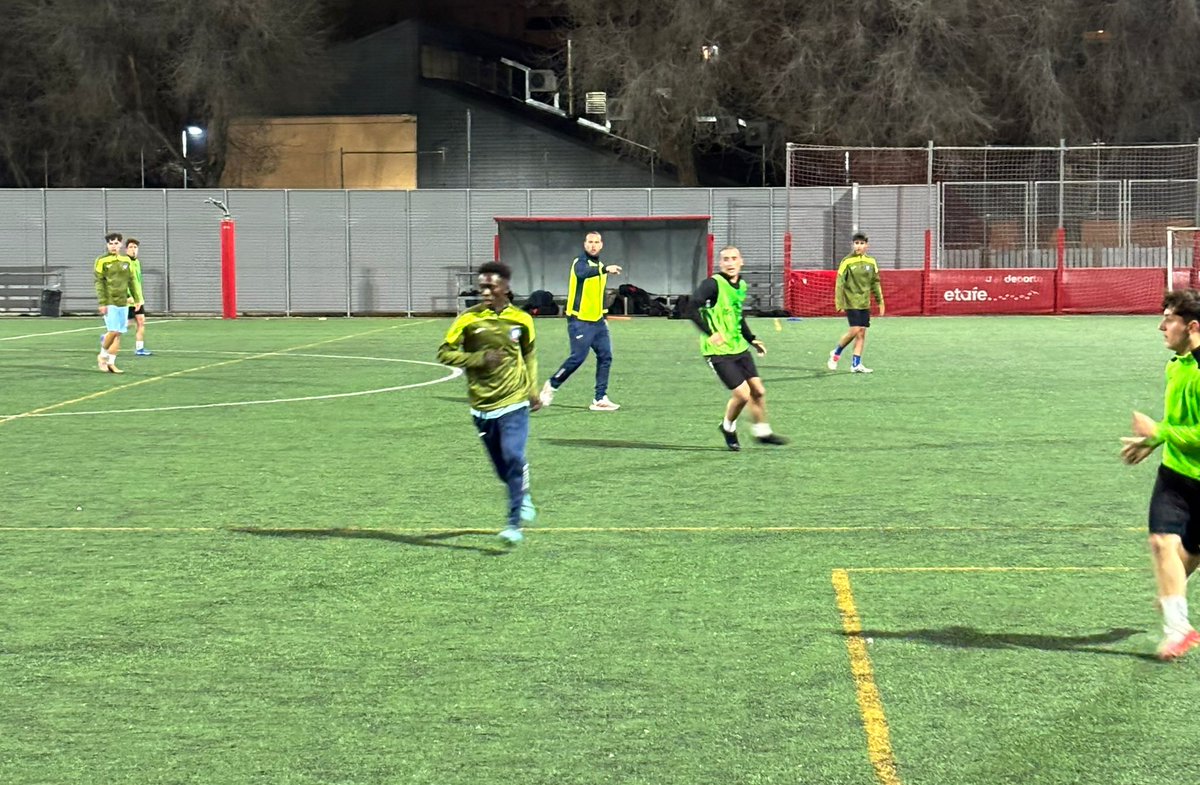 EntrenadoRffm's tweet photo. 🫂 El profesor @jesussanchezDT visitó al alumno del curso UEFA 🅰️ de Humanes de Madrid, Adrián Diaz, durante un entrenamiento como parte de su proceso de ABR.

🤝🏻 Agradecemos a la @AD_El_Norte su colaboración en esta etapa formativa tan importante para Adrián. https://t.co/NtXBJrWCrC