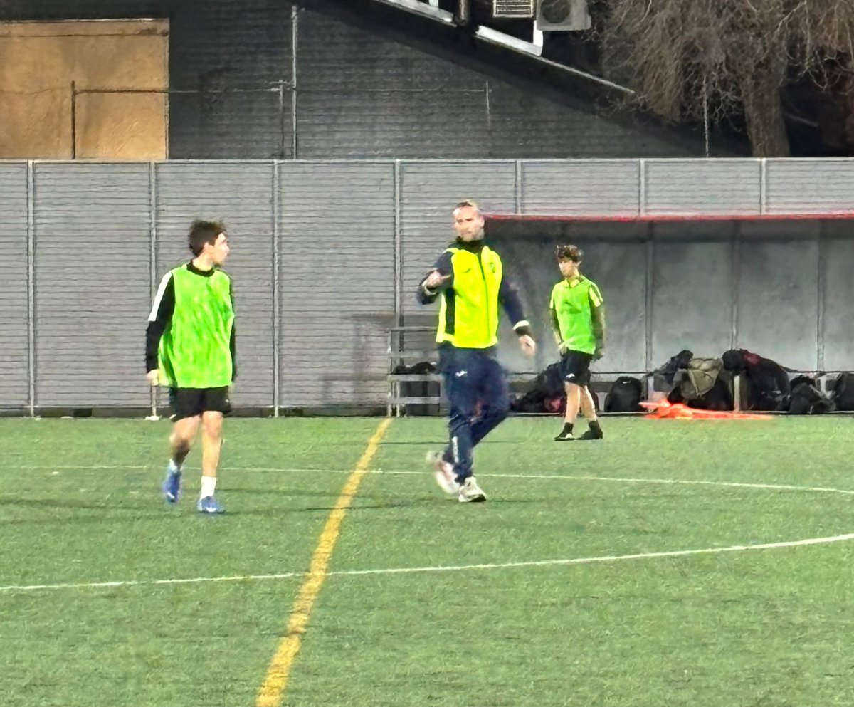 EntrenadoRffm's tweet photo. 🫂 El profesor @jesussanchezDT visitó al alumno del curso UEFA 🅰️ de Humanes de Madrid, Adrián Diaz, durante un entrenamiento como parte de su proceso de ABR.

🤝🏻 Agradecemos a la @AD_El_Norte su colaboración en esta etapa formativa tan importante para Adrián. https://t.co/NtXBJrWCrC