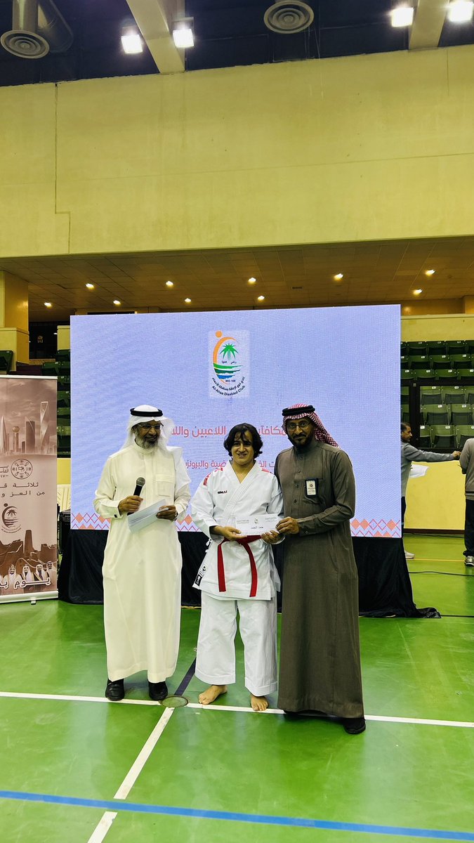 سعدت مساء الأمس بحضور  المهرجان الرياضي الترفيهي لنادي ذوي الإعاقة بالاحساء  والإحتفال بيوم التأسيس (يوم بدينا) وتوزيع المكافات على اللاعبين واللاعبات الحاصلين على الميداليات في الصالة الرياضية بمدينة الأمير/ عبدالله بن جلوي الرياضية شكرا لجميع طاقم العمل .