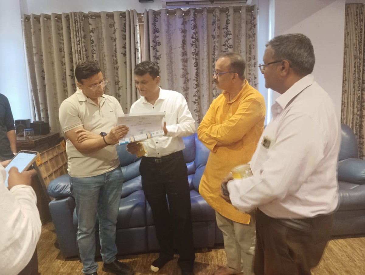 MYCOCOMPOST's tweet photo. #Horticon
#MycoCompost
आज दिनांक 3 मार्च 2026 रोजी, गुहागर येथे विभागीय आयुक्त ( कोकण विभाग) डॉक्टर.विजय सूर्यवंशी सर, यांना आमच्या मोबाईल ऍग्रो वेस्ट Shredding service आणि सेंद्रिय प्रमाणीत शेती, कृषी पर्यटन याविषयीच्या कामांची माहिती दिली.
@AgriDeptGoM @onkarambavane @ICAR https://t.co/7orvgnySsc