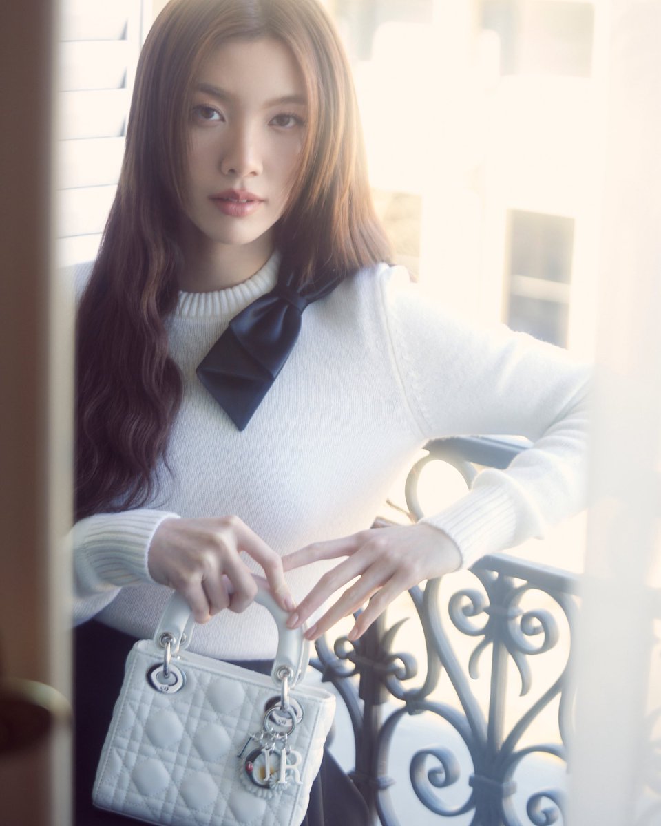 สวยสมมง สาว Dior ✨

LINGORM TAKEOFF TO DIORAW26
#LingOrmDiorAW26APTLook
#LinglingKwong #OrmKornnaphat  #LingOrm #Dior #DiorAW26 #PFW  <a href="/Dior/">Dior</a> <a href="/linglingsirilak/">linglingsirilak</a> <a href="/ormmormm/">orm kornnaphat🌈</a>