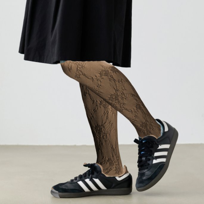 ちなみに、黒いレース×暗めのカラータイツだと、一気にシックになります（画像加工なのでイメージです）