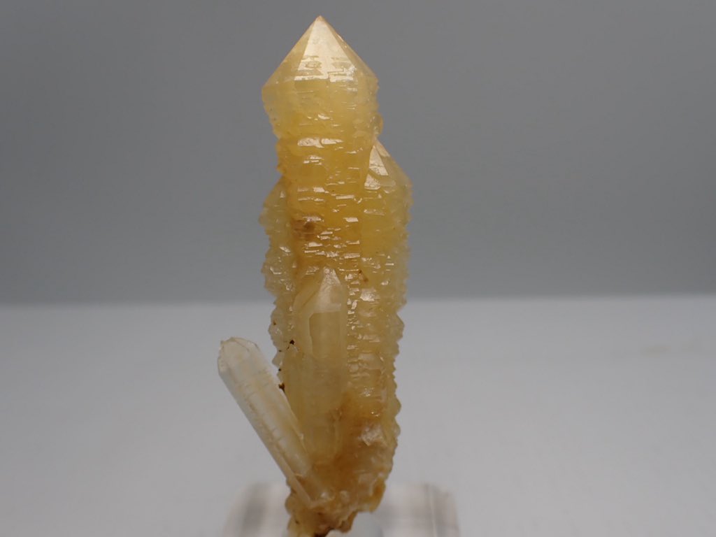 奈良県天川村五代松鉱山産のレモン水晶です。淡いレモン色の輝きと