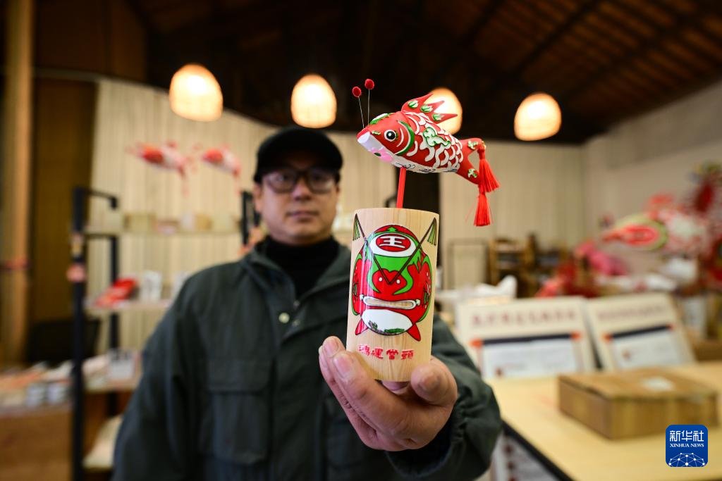 PDChinese's tweet photo. 【“一尾魚燈”承古韻 煥新出彩映徽州】嬉魚燈是徽州地區的傳統民俗之一，每到新春時節，皖南古村里魚燈巡遊，流光溢彩，吸引各地遊客前來觀賞���驗。 https://t.co/7JAG1x4pPE