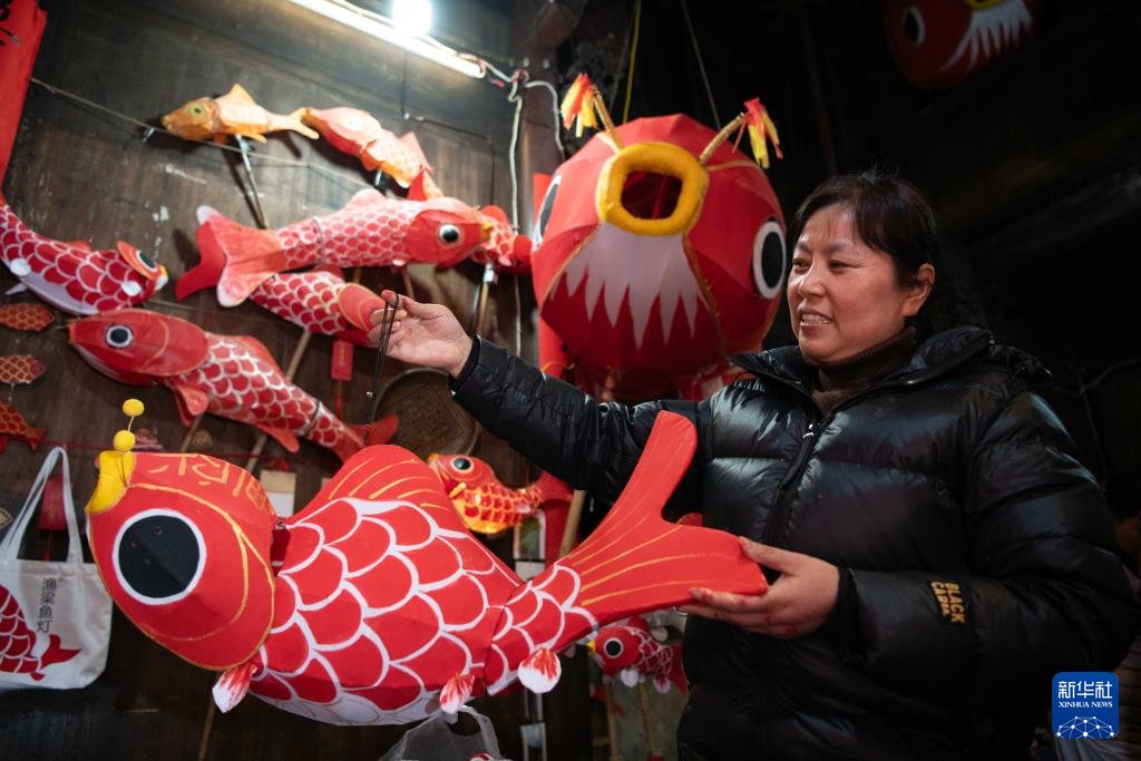 PDChinese's tweet photo. 【“一尾魚燈”承古韻 煥新出彩映徽州】嬉魚燈是徽州地區的傳統民俗之一，每到新春時節，皖南古村里魚燈巡遊，流光溢彩，吸引各地遊客前來觀賞���驗。 https://t.co/7JAG1x4pPE