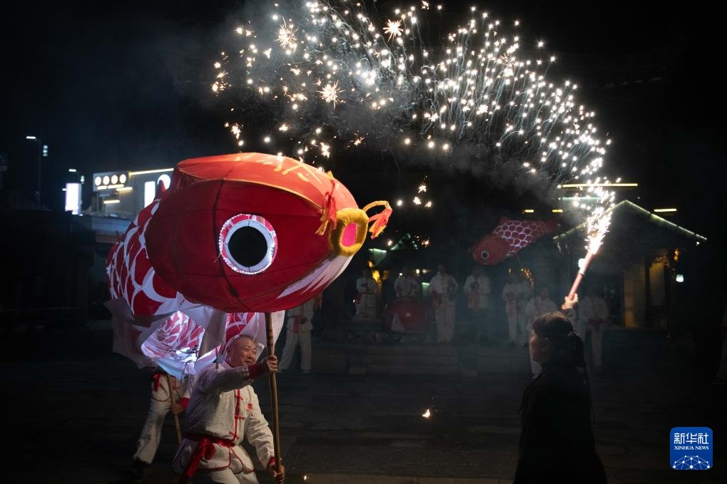 PDChinese's tweet photo. 【“一尾魚燈”承古韻 煥新出彩映徽州】嬉魚燈是徽州地區的傳統民俗之一，每到新春時節，皖南古村里魚燈巡遊，流光溢彩，吸引各地遊客前來觀賞���驗。 https://t.co/7JAG1x4pPE