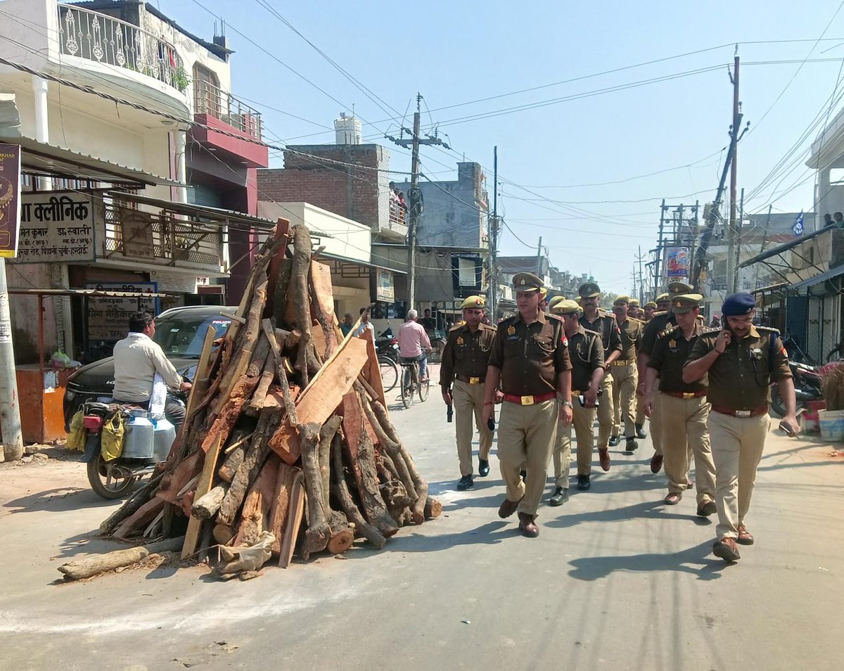 hardoipolice's tweet photo. आज दिनांक 03.03.2026 को #SPHARDOI के निर्देशन में #COCITY व कोतवाली शहर पुलिस द्वारा थाना क्षेत्रांतर्गत रद्देपुरवा रोड पर आगामी त्यौहारों को शांतिपूर्ण/सुरक्षित माहौल में सम्पन्न कराने एवं कानून/शान्ति व्यवस्था बनाए रखने के दृष्टिगत पर्याप्त पुलिस बल के साथ फ्लैग मार्च किया गया। https://t.co/txa5KDqJam