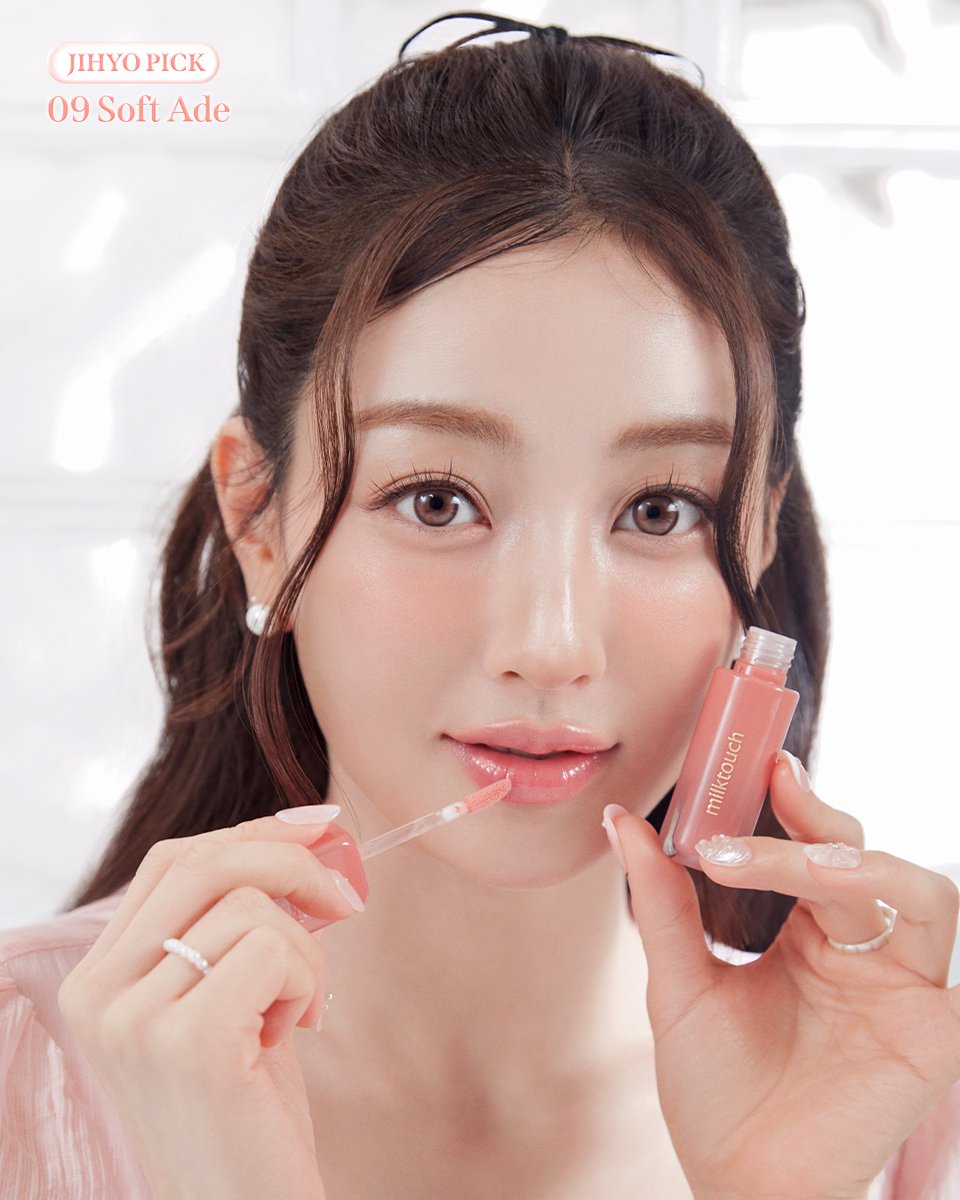milktouch_jp's tweet photo. 𝙉𝙀𝙒 ✨✨
𝐃𝐞𝐰 𝐒𝐭𝐚𝐢𝐧 𝐒𝐡𝐞𝐞𝐫 𝐋𝐢𝐩 𝐆𝐥𝐨𝐬𝐬
𝐒𝐩𝐫𝐢𝐧𝐠 𝐒𝐨𝐝𝐚 𝐄𝐝𝐢𝐭𝐢𝐨𝐧 
Qoo10先行発売中🌸

💓 𝗝𝗜𝗛𝗬𝗢 𝗣𝗜𝗖𝗞 09 Soft Ade

春に合わせて爽やかなムードでやってきた、ジヒョとmilktouch◝꒰´꒳`∗꒱
多幸感あふれる6色が新発売！🧡

今ならメガ割でお得+限定ギフトも一緒にゲット！
🔗 https://t.co/vs56sVkdvh

#milktouch #ミルクタッチ #Qoo10メガ割