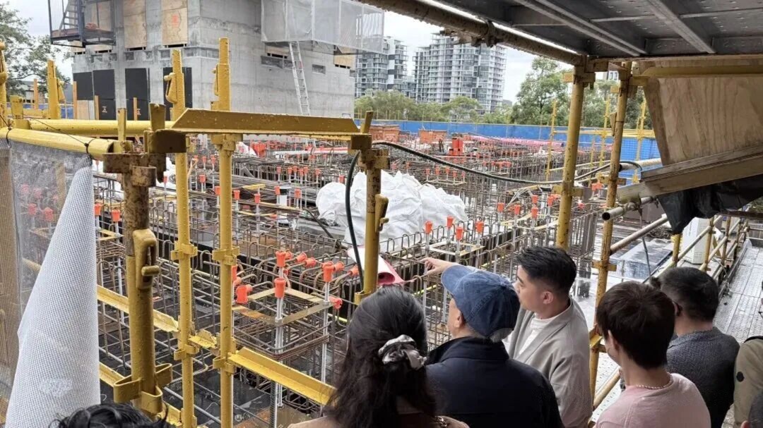 CQU1929's tweet image. #CQU alumni in #Australia visited a local construction firm, Freecity Group, exploring their headquarters and project sites. This visit focused on innovation in the building industry against the backdrop of urban housing challenges, discussing future trends and #technologies. 🏗️