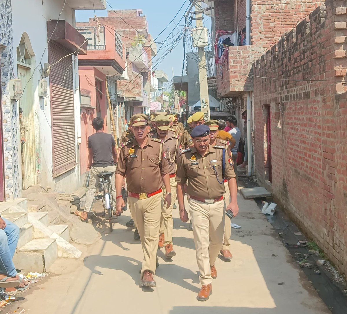 hardoipolice's tweet photo. आज दिनांक 03.03.2026 को #SPHARDOI के निर्देशन में #COCITY व कोतवाली शहर पुलिस द्वारा थाना क्षेत्रांतर्गत रद्देपुरवा रोड पर आगामी त्यौहारों को शांतिपूर्ण/सुरक्षित माहौल में सम्पन्न कराने एवं कानून/शान्ति व्यवस्था बनाए रखने के दृष्टिगत पर्याप्त पुलिस बल के साथ फ्लैग मार्च किया गया। https://t.co/txa5KDqJam