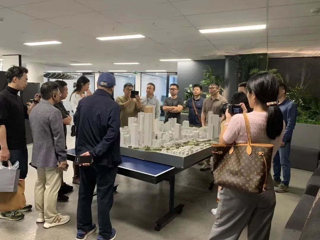 CQU1929's tweet image. #CQU alumni in #Australia visited a local construction firm, Freecity Group, exploring their headquarters and project sites. This visit focused on innovation in the building industry against the backdrop of urban housing challenges, discussing future trends and #technologies. 🏗️