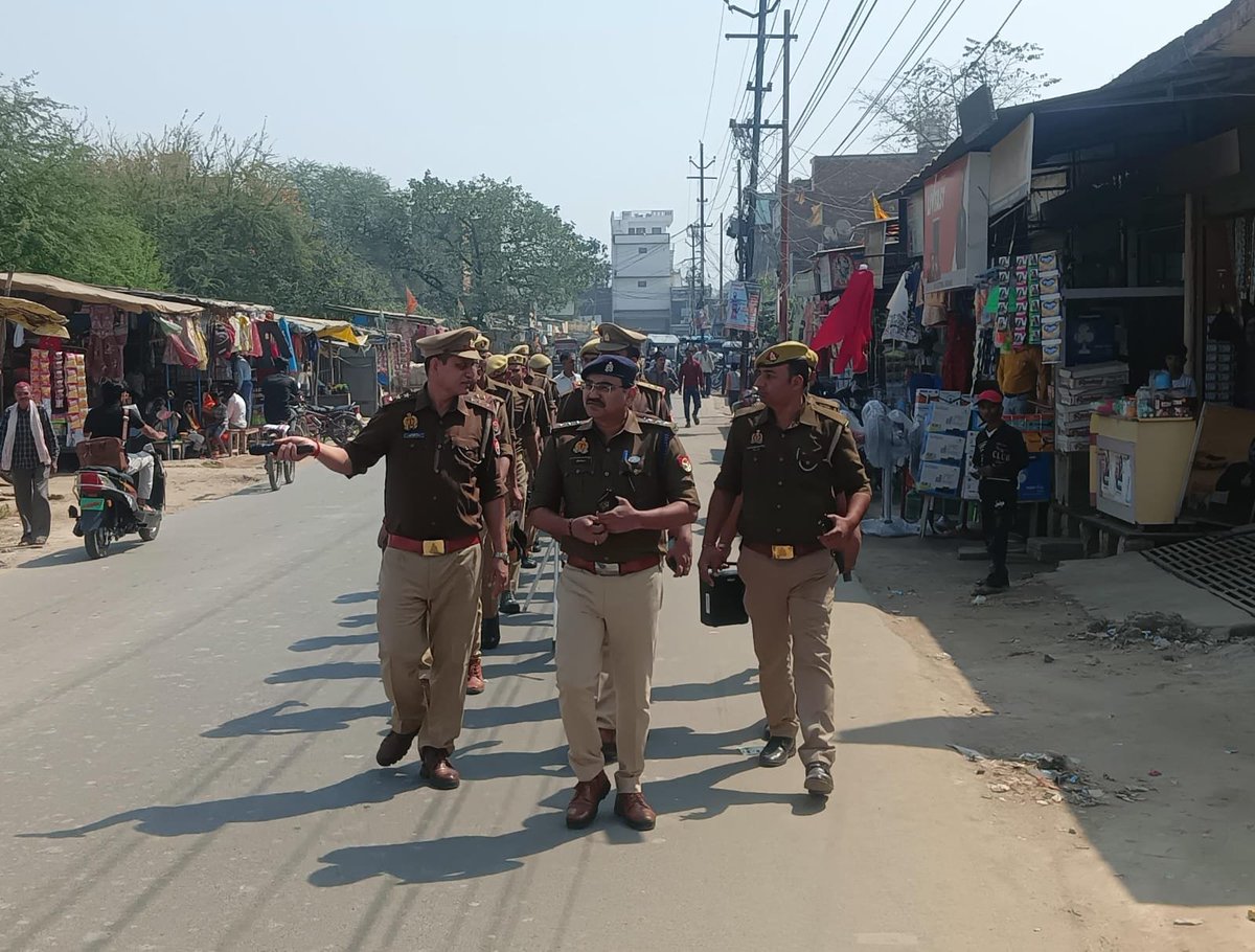 hardoipolice's tweet photo. आज दिनांक 03.03.2026 को #SPHARDOI के निर्देशन में #COCITY व कोतवाली शहर पुलिस द्वारा थाना क्षेत्रांतर्गत रद्देपुरवा रोड पर आगामी त्यौहारों को शांतिपूर्ण/सुरक्षित माहौल में सम्पन्न कराने एवं कानून/शान्ति व्यवस्था बनाए रखने के दृष्टिगत पर्याप्त पुलिस बल के साथ फ्लैग मार्च किया गया। https://t.co/txa5KDqJam