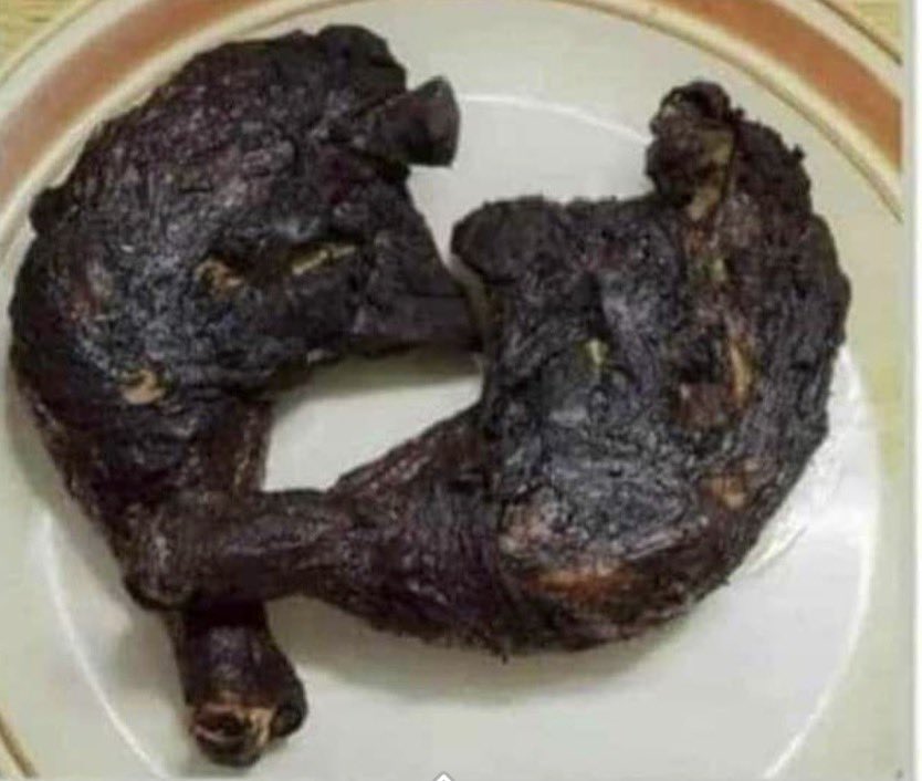 Rezept : Schwarze Hähnchenschenkel : 
Hähnchenschenkel lecker würzen und bei 180Grad in den Ofen stellen - bei Ebay nach Handtaschen suchen- fertig ✔️Folgen Sie mir gerne für weitere Rezeptvorschläge 🫶🏻