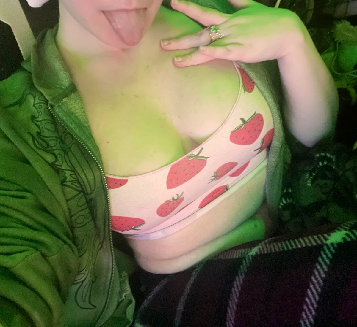 CorvidCynical's tweet photo. a lil cheeky 🫣🥰 
#nsfwtwtً  #nsfw #brat #princess https://t.co/xm1ff58O3o