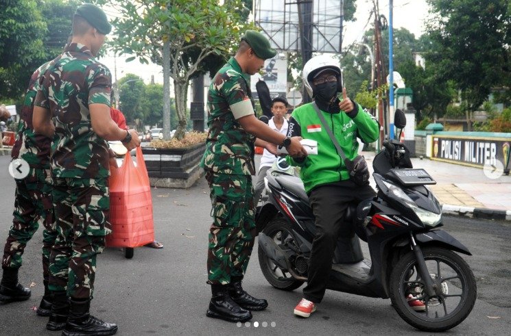 RianNabil5's tweet photo. Kehangatan sore itu sulit dilupakan, ketika Kantor TNI AD Kita berubah menjadi pusat silaturahmi. Halaman masjid di sekitar posko keamanan dipenuhi warga yang merayakan buka bersama dengan penuh rasa syukur.
Tebar Berkah Sesama https://t.co/DKo4psJmfW