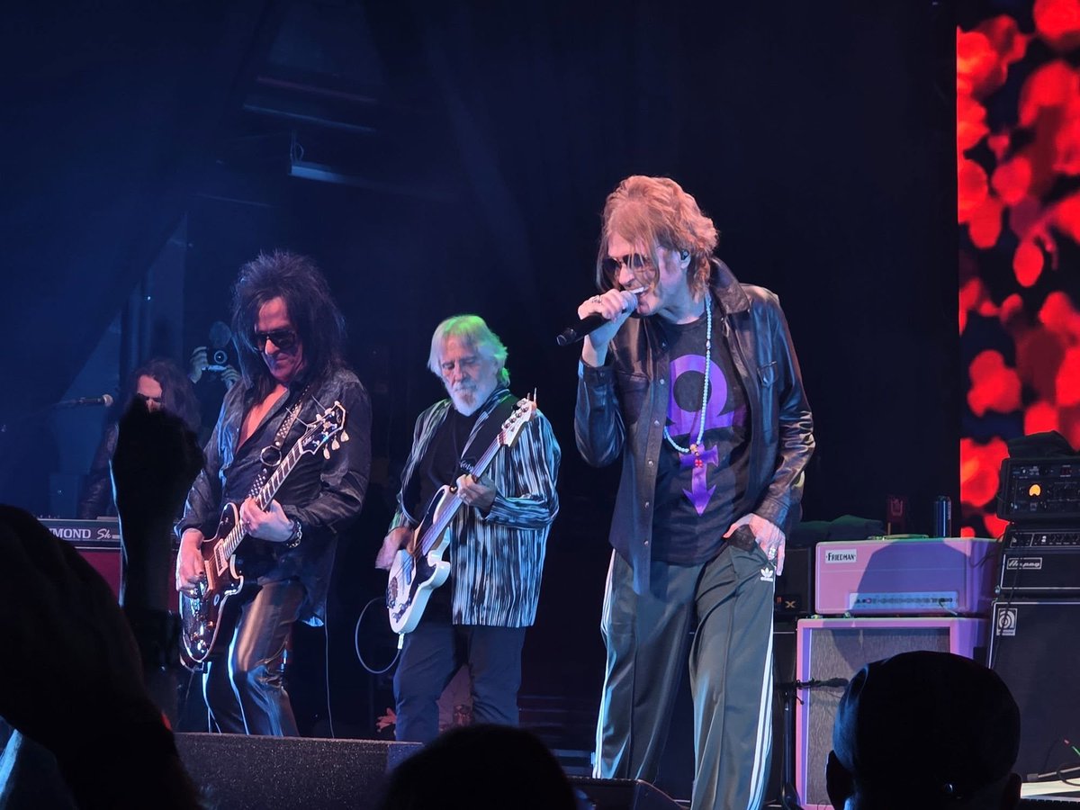 ctcfanzine's tweet photo. Earlier last night 03/02/26, @glenn_hughes LIVE onstage w/ @geezerbutler & @Stevestevens for @adoptthearts Sound & Vision Awards in Palm Springs, California, #USA ๐บ๐ธ #AdoptTheArts #SoundAndVisionAwards #GlennHughes #GeezerButler https://t.co/3DgCWNEjWX