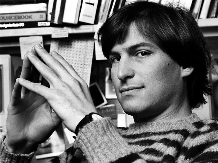 Dijo una vez Steve Jobs: “Cultivo muy pocos de los alimentos que consumo; no confecciono mi propia ropa; hablo un idioma que no inventé; uso matemáticas que no descubrí; dependo de libertades y leyes que no redacté. No inventé el transistor ni el microprocesador, y cuando