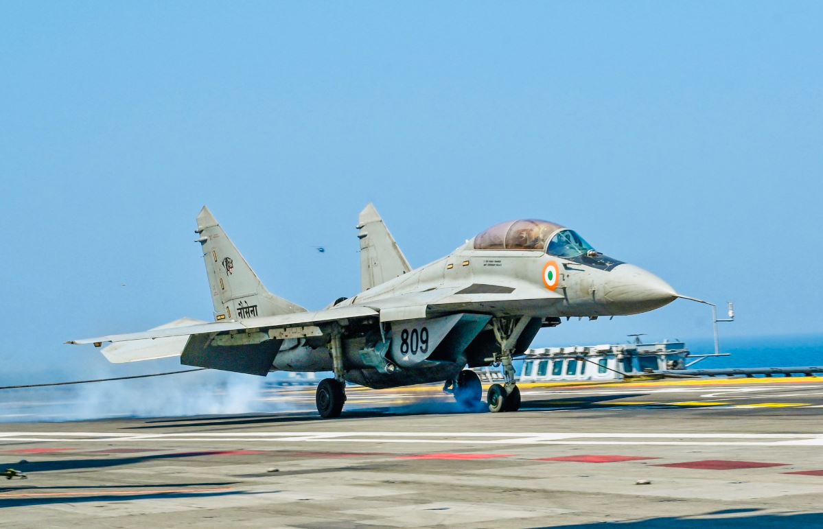 DefenseMirror's tweet image. INS Vikrant Achieves 1000 Successful Safe Arrested Landings::

defensemirror.com/news/41233/INS…

#INSVikrant #IndianNavy #AircraftCarrier #NavalAviation #MaritimeSecurity #IndiaDefense #STOBAR #MiG29K #WesternFleet #DefenseNews