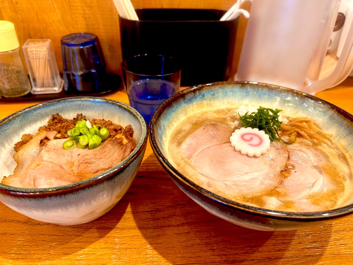 taishirokancopi's tweet photo. 前から気になってた新店
普段はラーメンに食指向かんのやけど、いつ見ても並んでるし、夜の営業は調整中やしでなかなか行けなかったんやけど、ちょっくら付近で用事あって14時やったし行けるかなって思って行ってみた。

なんと驚き！昔のバイト仲間がラーメン屋独立した店やった！

#Ramenjunkeyz https://t.co/mnSx2MggqJ