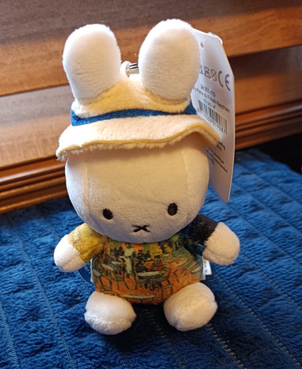 ゴッホの名画《夜のカフェテラス》の衣装をまとった限定ミッフィー