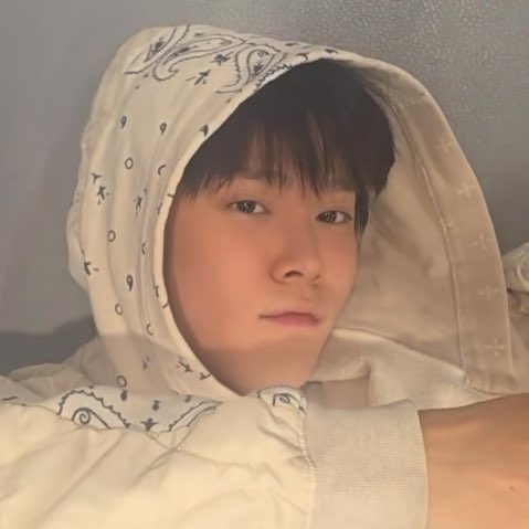 eunseokbaby's tweet photo. 寝っ転がって携帯いじるウンソクのお顔のかわいいことよ https://t.co/7JXFlsSN6f