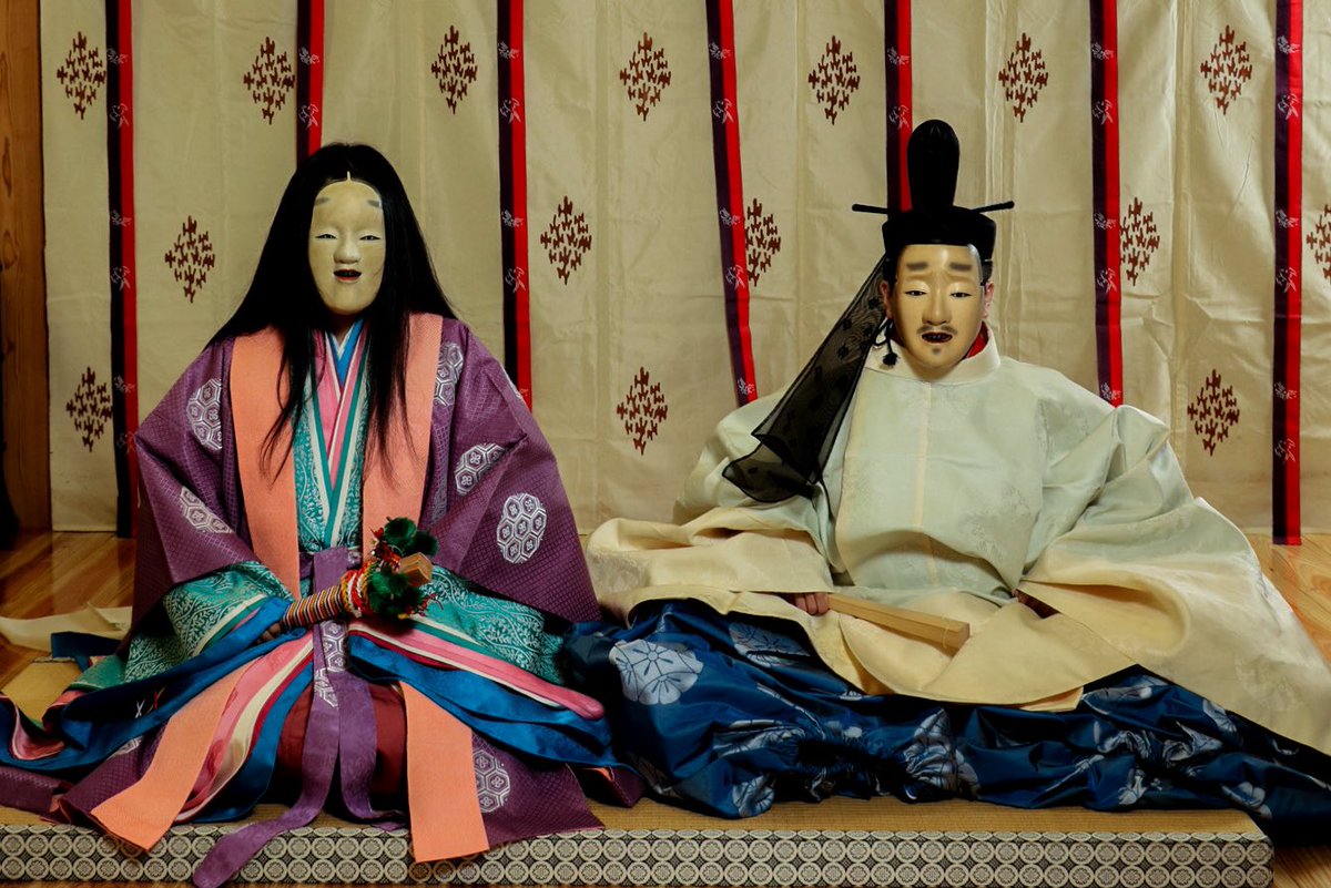 ひな祭りなので、先日妻と等身大雛人形ごっこして遊んだ時の写真でも上げるか