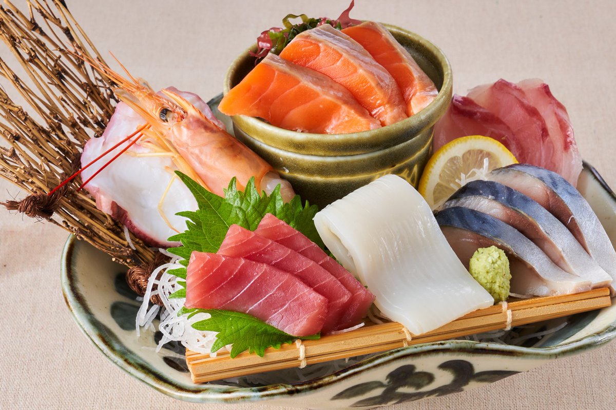 yoronotaki_com's tweet photo. 春は近づいておりますが、肌寒い１日でしたね。
だんまやに来たらまずはコレ！1～2人前のお刺身盛り合せの #さざ波盛 頼んでみたらちょっと得した気分になれる、きっとご満足いただける逸品です✨
雛祭りにぜひいかがでしょうか🎎
#だんまや水産  #お刺身 #刺身盛り合せ #海鮮 #雛祭り https://t.co/703yxOqyys