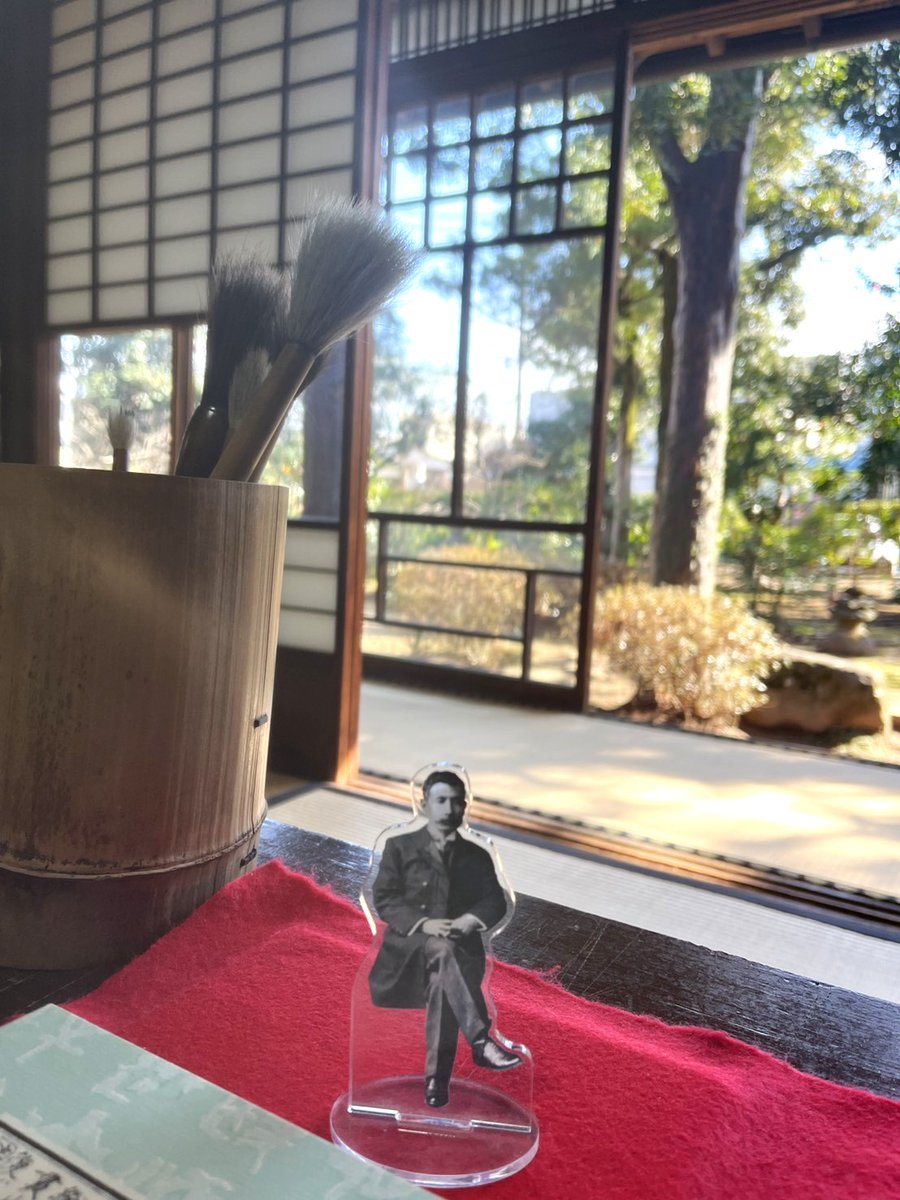 【アクスタ漱石先生の熊本出張】
先日熊本出張へ行かれたアクスタ漱石先生✈️
かつてお住まいだった内坪井の旧居を訪れました🏠
暖かい陽気の中熊本での日々を思い出す漱石先生です☀️
#アクスタ漱石先生　＃熊本