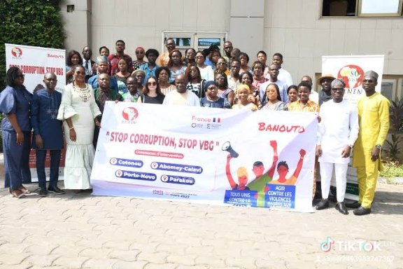 Is245's tweet photo. #Bénin, SOS Civisme et Banouto outillent 50 journalistes pour une riposte efficace contre la Corruption sexuelle et la sextorsion 👇
@wasexo #StopVGB #StopSextortion
https://t.co/cfWLwHnAzz
Abonnez-vous ici : https://t.co/xI8Us3tkOF
© BOULEVARD DES INFOS
☎️ +229 01 61 34 49 80 https://t.co/tJtNFuli22