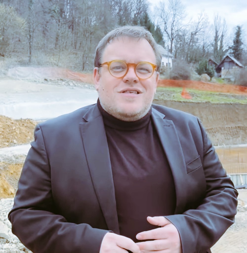 Karli1010's tweet photo. Plačujemo najvišje davke. Zato da imamo 20 ministrov, zastarele ceste, avstrijske železnice, nedelujoče zdravstvo, vojsko le na papirju, policistov le še za vzorec, zastarelo električno omrežje, vodovodno omrežje ponekod iz Avstro-Ogrske, bolnice pa spominjajo na bolnico Franjo. https://t.co/YGsStxHwfa