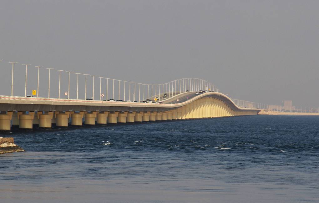 【速報】サウジアラビアとバーレーンを結ぶ唯一の陸路であるキング・ファハド・コーズウェイ（King Fahd Causeway）が、イランによるドローン攻撃を受けたとされ、一時的に閉鎖された。