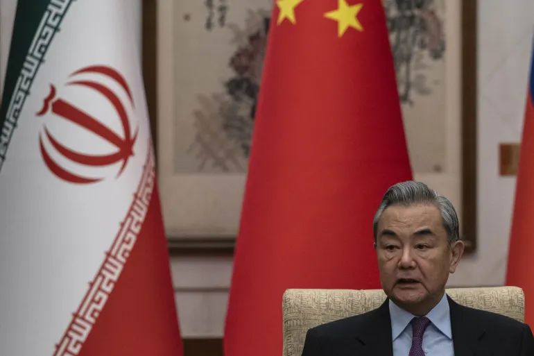 【速報】中国はイランへの軍事支援報道を否定し、政治的・道徳的支援のみを提供していると述べた。

中国は米国とイスラエルによる攻撃を強く非難した。王毅外相は、これらの攻撃が核交渉を「意図的に脱線させ」、地域を「不可逆的な状態」に陥れたと述べた。
