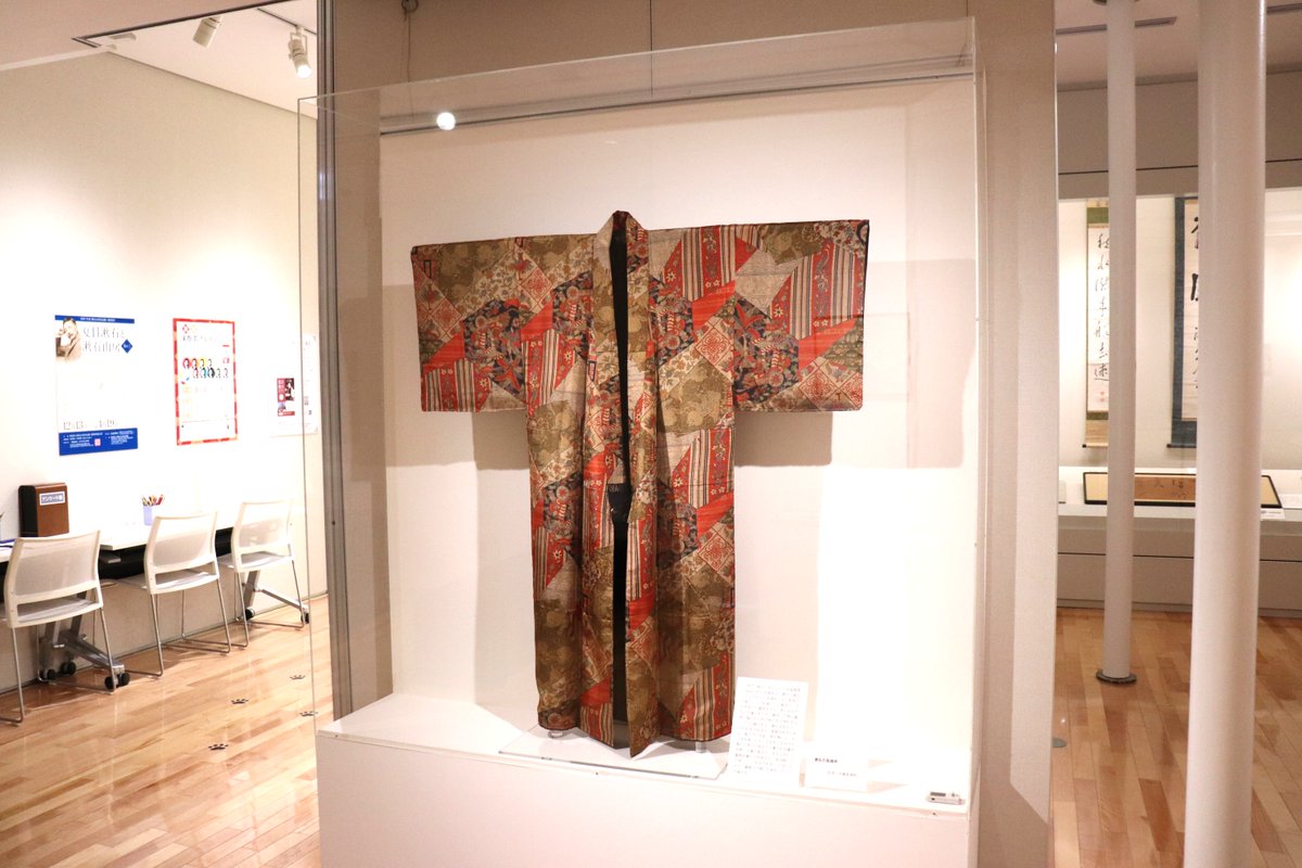 【展示品紹介🔎】
現在開催中の《通常展》夏目漱石と漱石山房 其の三では、「夏目漱石の長襦袢」を展示しています。
漱石先生「美服は好きである。（略）もう年を取つたからしやれても仕方が無いと思つて居るので妻のお仕着せを黙つて着て居るが、」とのこと…
ご来館、お待ちしております🐈