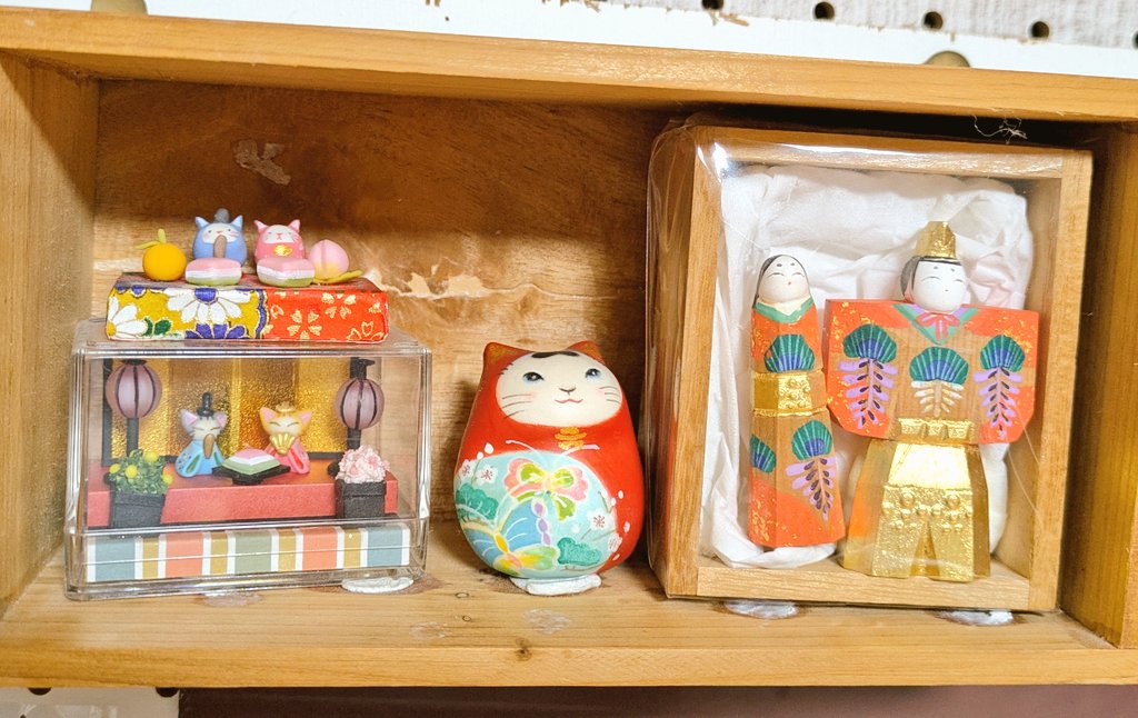 デスク上に通年飾っている極小雛たち。 左上:こうのたまきさん 左下