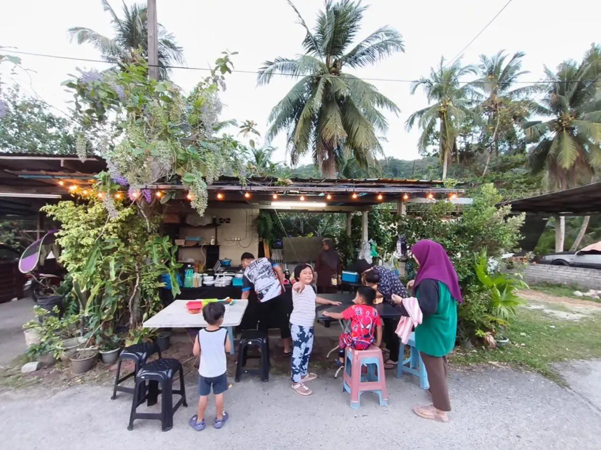 kongsiviralje's tweet photo. “Apa benda random mak kau buat di bulan Ramadan ni? 

Mak aku masak banyak banyak pastu angkut semua letak depan rumah pastu panggil je sesiapa yang lalu situ, ajak berbuka sekali. Tak kira siapa. Kenal atau pun tidak.. https://t.co/J7VlIRLAiZ