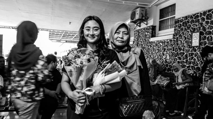 Dari Unggahan ke Penjara, dari Penjara ke Rumah

Vonis UU ITE atas unggahan solidaritas memisahkan Rifa Rahnabila dan kawan-kawannya dari keluarga selama setengah tahun. Mereka pulang di jalan yang diyakini benar.

bandungbergerak.id/article/detail…