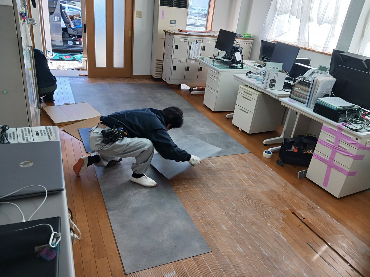 dai1kb's tweet photo. 新潟第一観光バスは内装工事を行いました✨
現在の事務所に移転して早20数年･･･あちこち傷んで来たので、天井と壁紙の張替え、そして床の上張りもしました！少し雰囲気が変わって、また新たな気持ちで仕事が頑張れそうです😇
＃interiorPLUS　さんありがとうございました！
https://t.co/PBe4uKQGy6 https://t.co/7e54aLrRpV