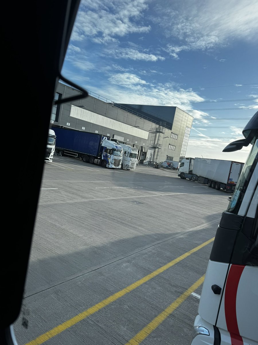 poshtrucker1's tweet photo. 🚛 ☀️ shift 4/6 update ☀️ 🚛 

For those eagle eyed will notice I will be on 2 extra days this week. Overtime savvy.. 

Sun is out 

First drop I have arrived at to be told big queue.. 

So relax and chill 😎 

#poshtrucker #sunsout #positivetuesday https://t.co/rukfmZkcJy