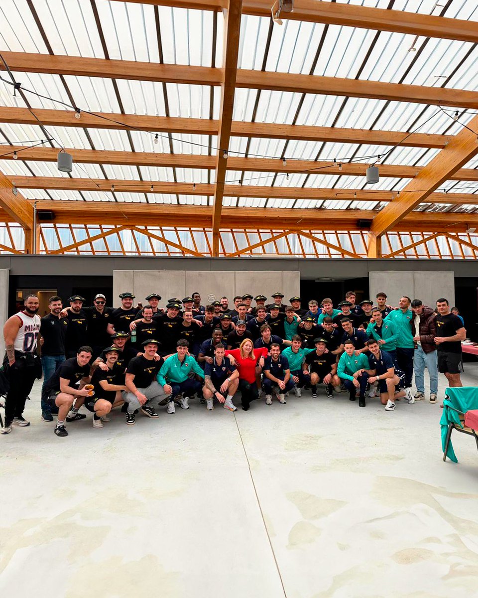 arenas_club1909's tweet photo. ⚽️🤝🏉 Hermandad entre el Getxo Rugby y el Arenas Club en el "tercer tiempo" de la jornada del domingo, encuentro que se dio en el Tiki Toki Zentroa de Fadura.

@GetxoRugby 🤝 @arenas_club1909

#GetxoKirolak #Getxo https://t.co/Uao19Pox9T