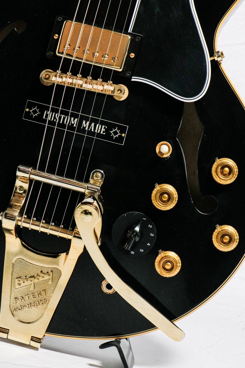 1484nagoya's tweet image. 【特別仕様入荷!】
#GibsonCustom / Dealer Select #MurphyLab 1964 ES-345 Bigsby Custom Plate Ultra Light Aged Ebony
ビグスビー、カスタムプレート、ゴールドパーツ、エボニーカラーを採用したES-345
変わった仕様をまとめ上げるウルトラライトエイジド
タキシードを纏った紳士のような上品さです