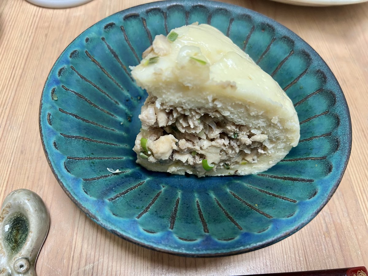 メンちゃん、炊飯器でか肉まんだよ

底の生地がガチガチだし
二度炊きしないと豚肉の火が通らないし
皮が頭頂部まで足りないし
まだまだ改良の余地が多いよ

#Twitter家庭料理部
#日本自炊協会 
#お腹ぺコリン部 
#おうちごはん 
#料理好きな人と繋がりたい
#料理記録