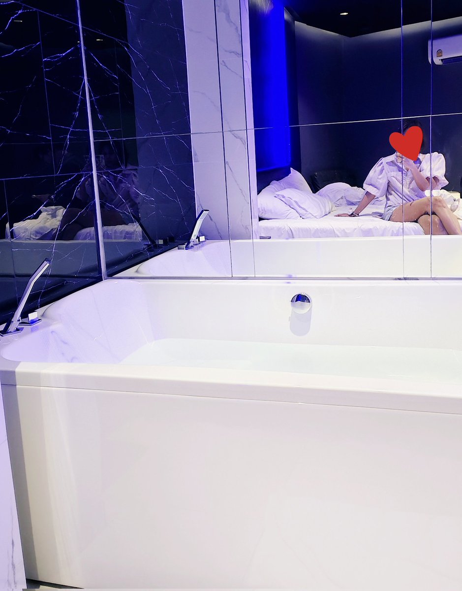 ใ ค ร ซั ก ค น บ น โ ล ก ใ บ นี้ . tweet media