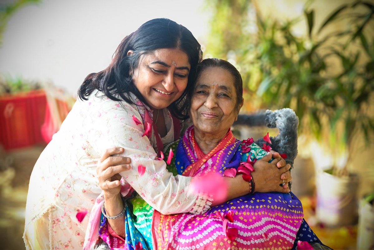 prernamurtii's tweet photo. हे जगजननी, पतित पावनी, शक्तिस्वरूपा, पूजनीय 🌸 मैयाजी 
के अवतरण दिवस पर अनंत-अंनत अभिनंदन, कोटिशः नमन, वंदन🙏🏻
अपनी शीतल छांव में समूचे जगत को पोषित करने वाली परम् 🌸 पूज्यनीय मैयाजी 🌸 एवं 🌹 प्रेरणामूर्ति श्रीजी 🌹 के मंगलमय - पावन दिवस के शुभ दर्शनम्। 

#maiyajilakshmidevi https://t.co/1T7gNfsL5P